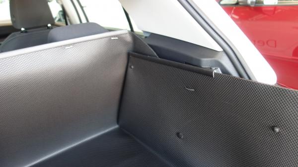 Ein hoch stabiler Kofferraumschutz für VW Golf 8 liegt unmittelbar an den Wänden und Rückenlehnen an.